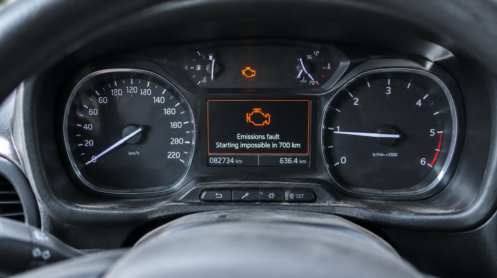 Табло на Citroën Berlingo: Emissions fault – Starting impossible in 700 km